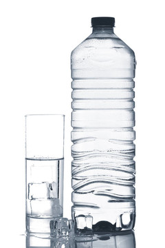 瓶和礦泉水的冰塊