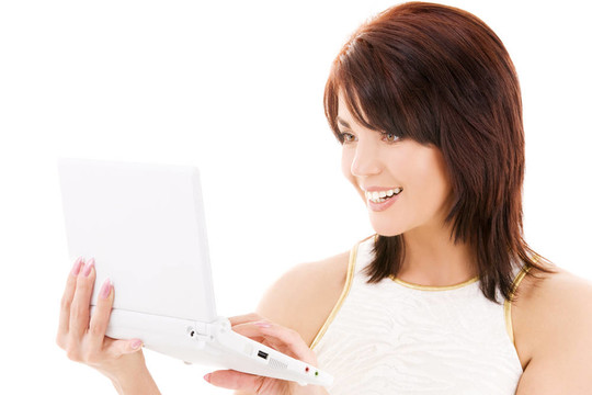 帶著筆記本電腦的快樂女人