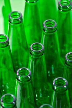一排排綠色啤酒瓶