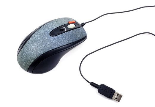 电脑鼠标与绿色皮革纹理和电缆孤立在白色背景。