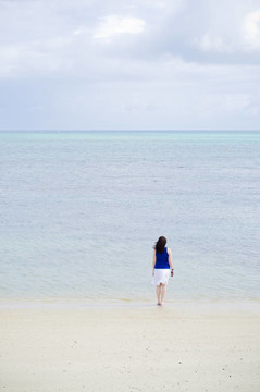 女人眺望大海