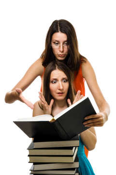 震驚的女人看著書