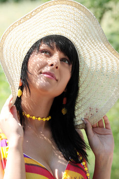 戴帽子的年輕女子
