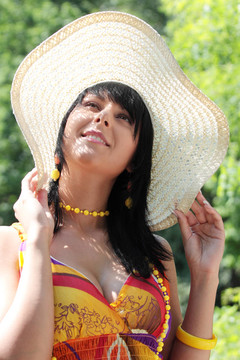 戴帽子的年輕女子