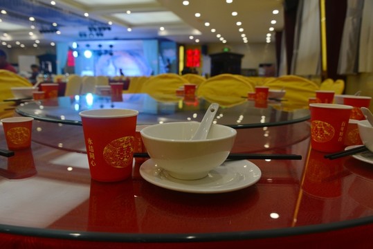 餐桌上的小碗