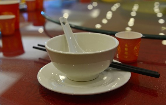 餐桌上的小碗