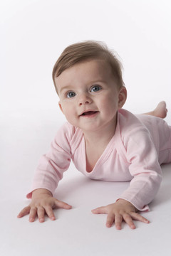 女嬰趴在肚子上抬頭