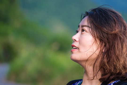 晨曦中的女人