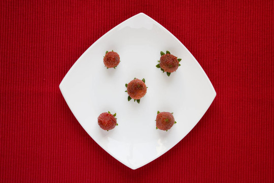 Strawberry在一個(gè)盤子里