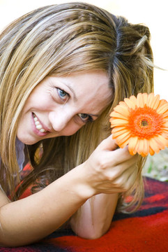 美麗的年輕女人與花