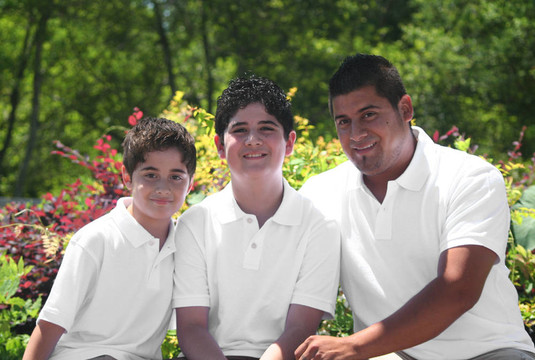Young Hispanic Father和他的孩子們