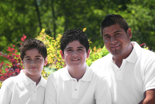 Young Hispanic Father和他的孩子們