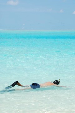 年轻人在马尔代夫浮潜（蓝海水）