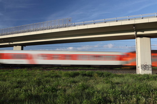在一個可愛的夏日的橋梁下通過快速列車（運動模糊圖像）
