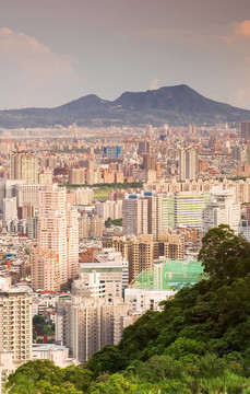 早晨城市景觀與山遙遠