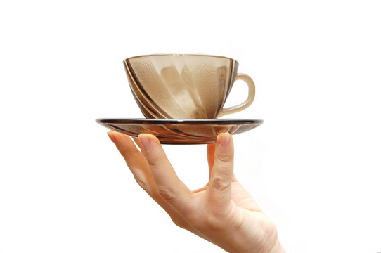 在母手上有茶托的空杯子；在白色背景上分離
