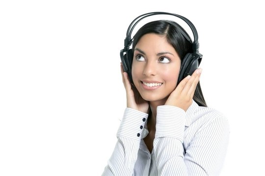美麗的黑發(fā)女商人聽音樂