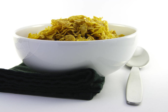用勺子在碗里的玉米片
