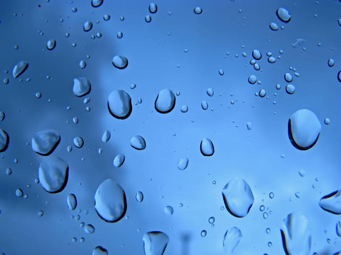 玻璃上的雨滴