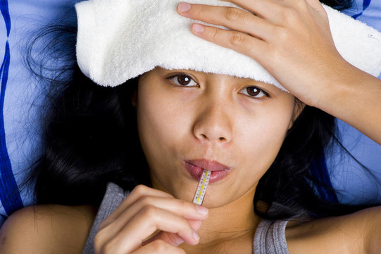 漂亮的年輕女人在床上生病