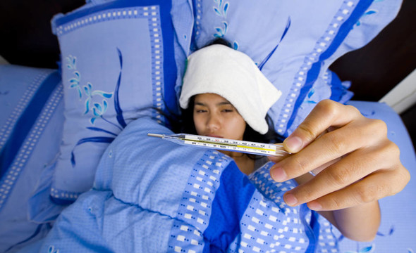 漂亮的年輕女人在床上生病