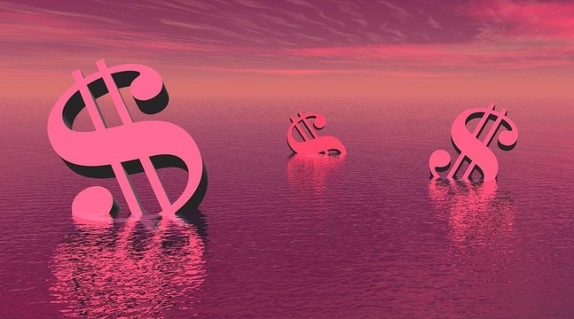 三個紫色的美元淹沒在海里