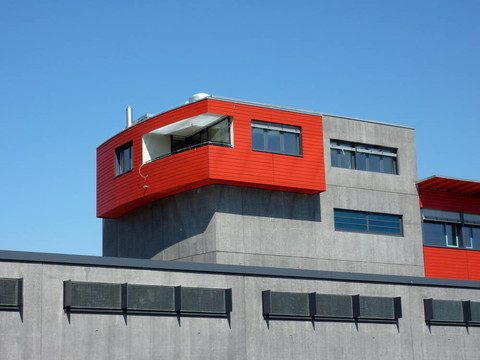 紅色和灰色建筑