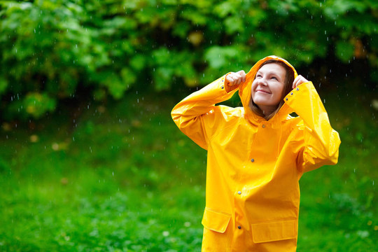 女孩在雨中