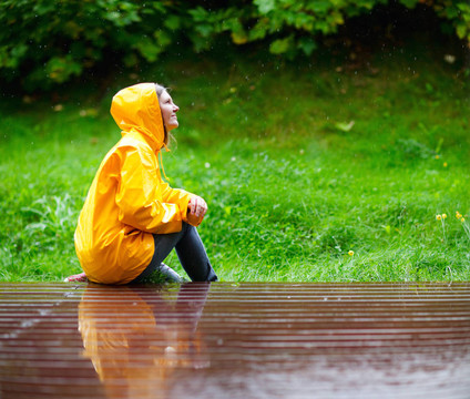 女孩在雨中