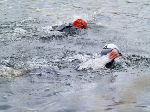 兩triathltes游泳