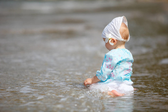 在海灘上的嬰兒