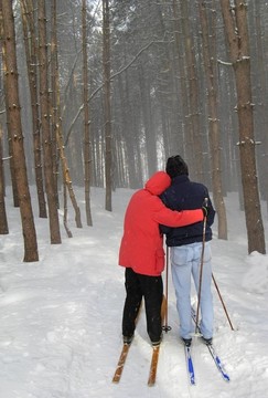 快樂的情侶越野滑雪