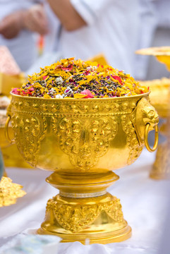 金碗里的干花瓣