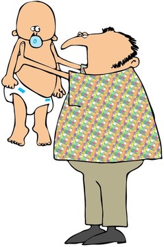 男子抱起他的嬰兒