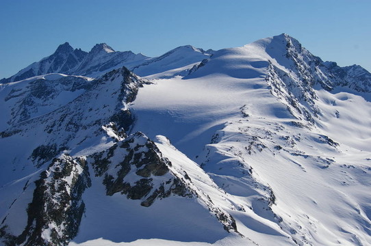 晴天的山嶺和山峰