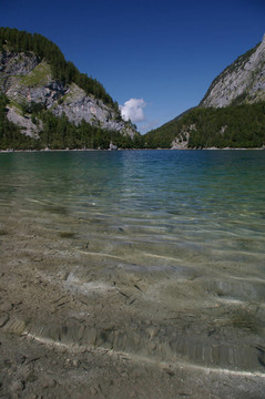 美麗的山湖在晴朗的夏日與藍(lán)天背景