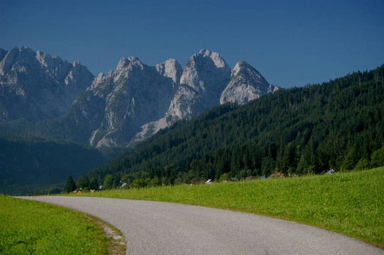 清晨的山峰和道路