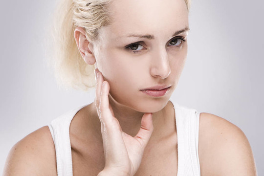 一個(gè)白人金發(fā)女人的畫像