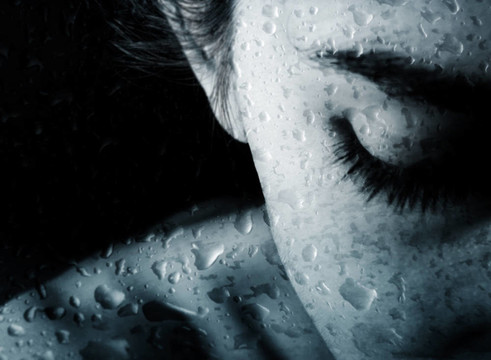女人和雨滴