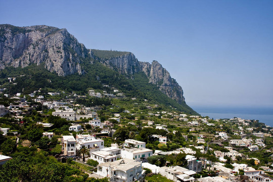沿海山區(qū)的白色住宅