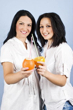 幸福微笑的妇女与新鲜柑橘果实