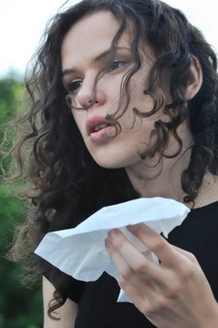 年輕的悲傷的女人