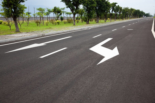路標箭頭在柏油路面