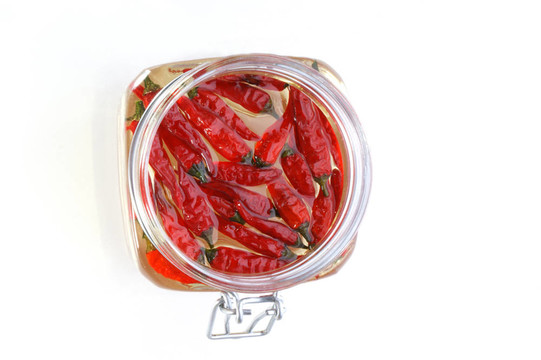 有機(jī)紅辣椒在一個(gè)有油的罐子里