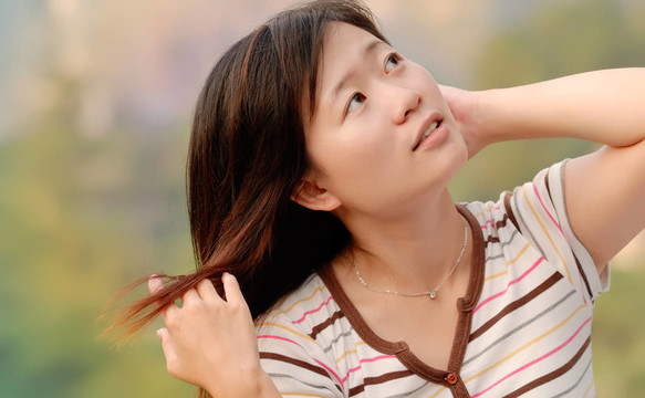 亞洲美麗的女孩在戶外