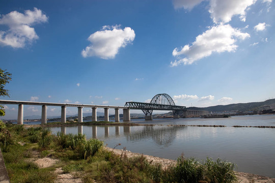 藍天下的鐵路橋