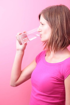 漂亮的年輕女子飲用水