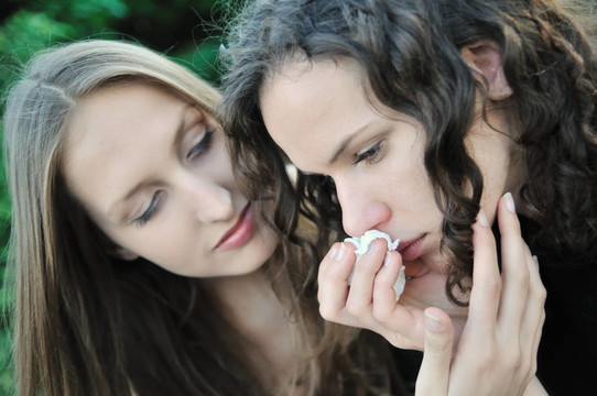 朋友-一個(gè)十幾歲的女孩安慰另一個(gè)