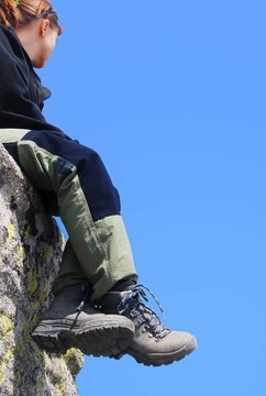 女人在山上徒步旅行者放松