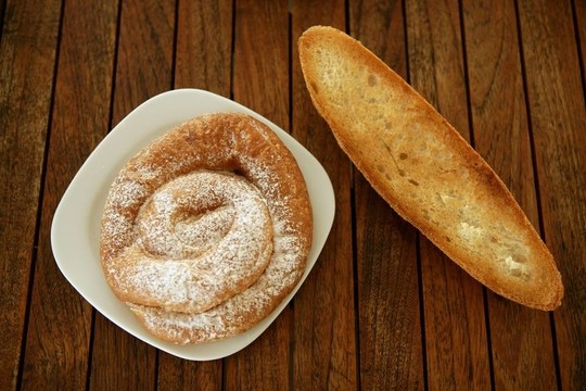 用面包和ensaimada糕點(diǎn)早餐